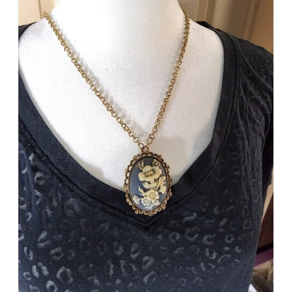 Vintage Gerrys Gold,Blue,White Gold Tone Victorian Rose Cameo Brooch Necklace - Picture 8 of 12